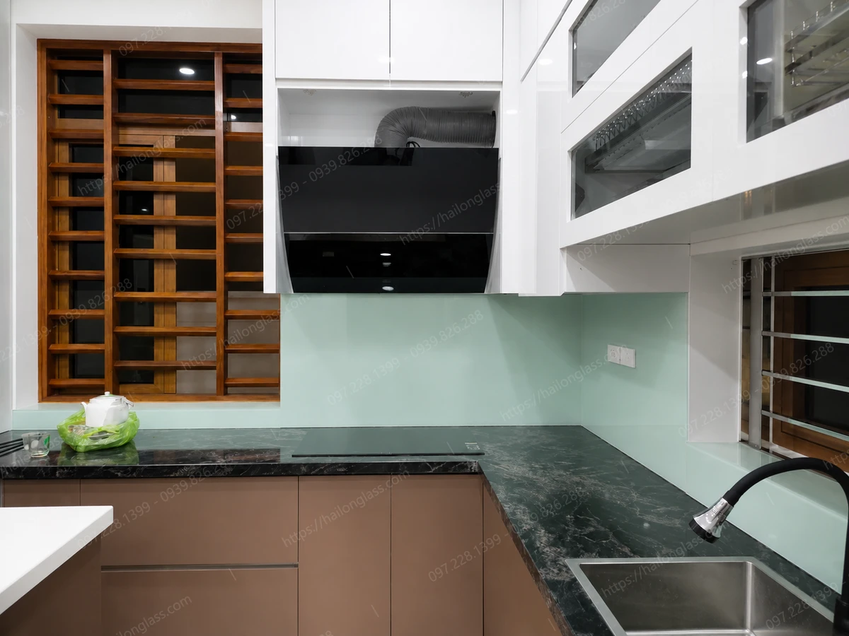 Bàn giao kính ốp bếp siêu trong thanh lịch tại Ba Đình