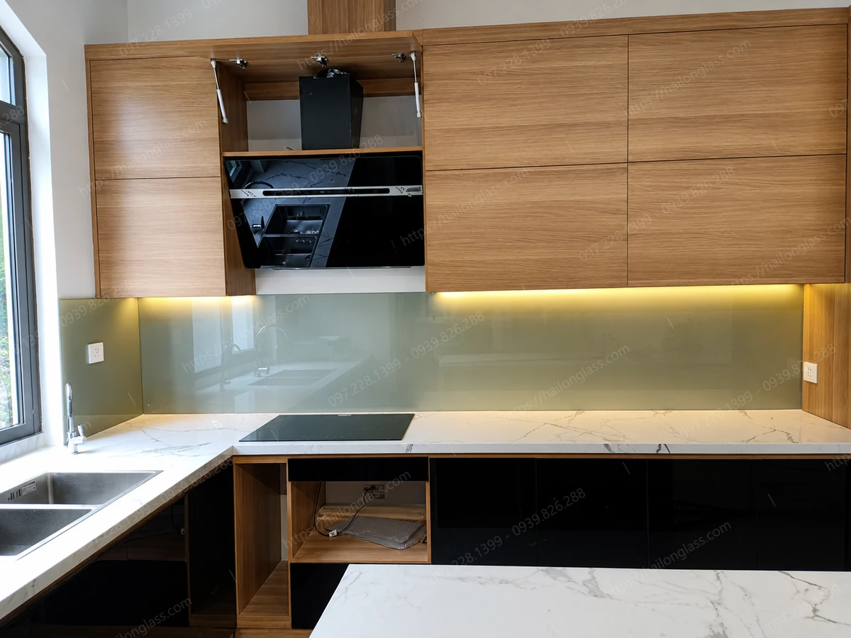 Kính ốp bếp cường lực chống xước, dễ lau chùi thi công tại Thanh Xuân