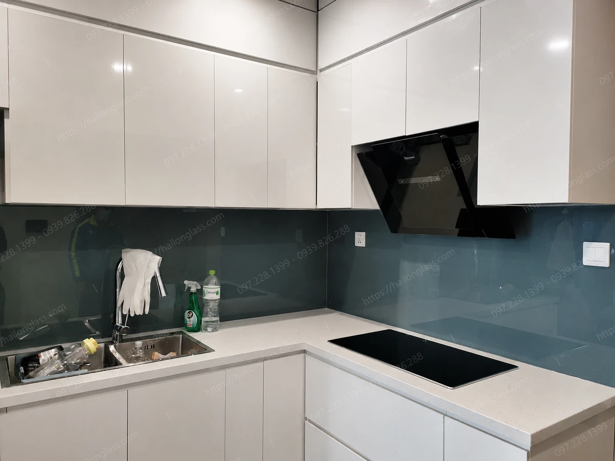 Bàn giao kính ốp bếp siêu trong thanh lịch tại Cầu Giấy