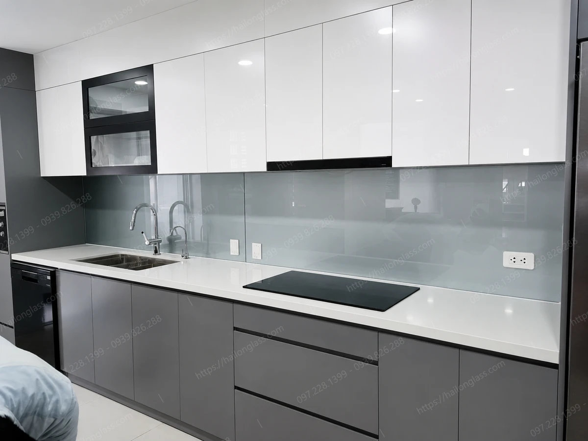 Mẫu tranh kính ốp bếp hoa văn tuyệt đẹp lắp đặt ở Bắc Từ Liêm