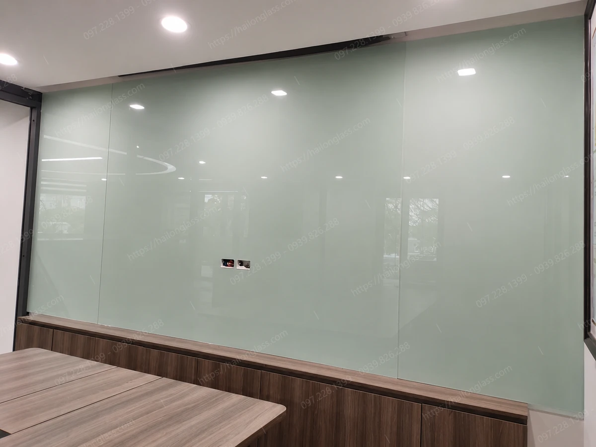 Thi công trọn gói kính ốp bếp tinh tế, đẳng cấp tại Long Biên