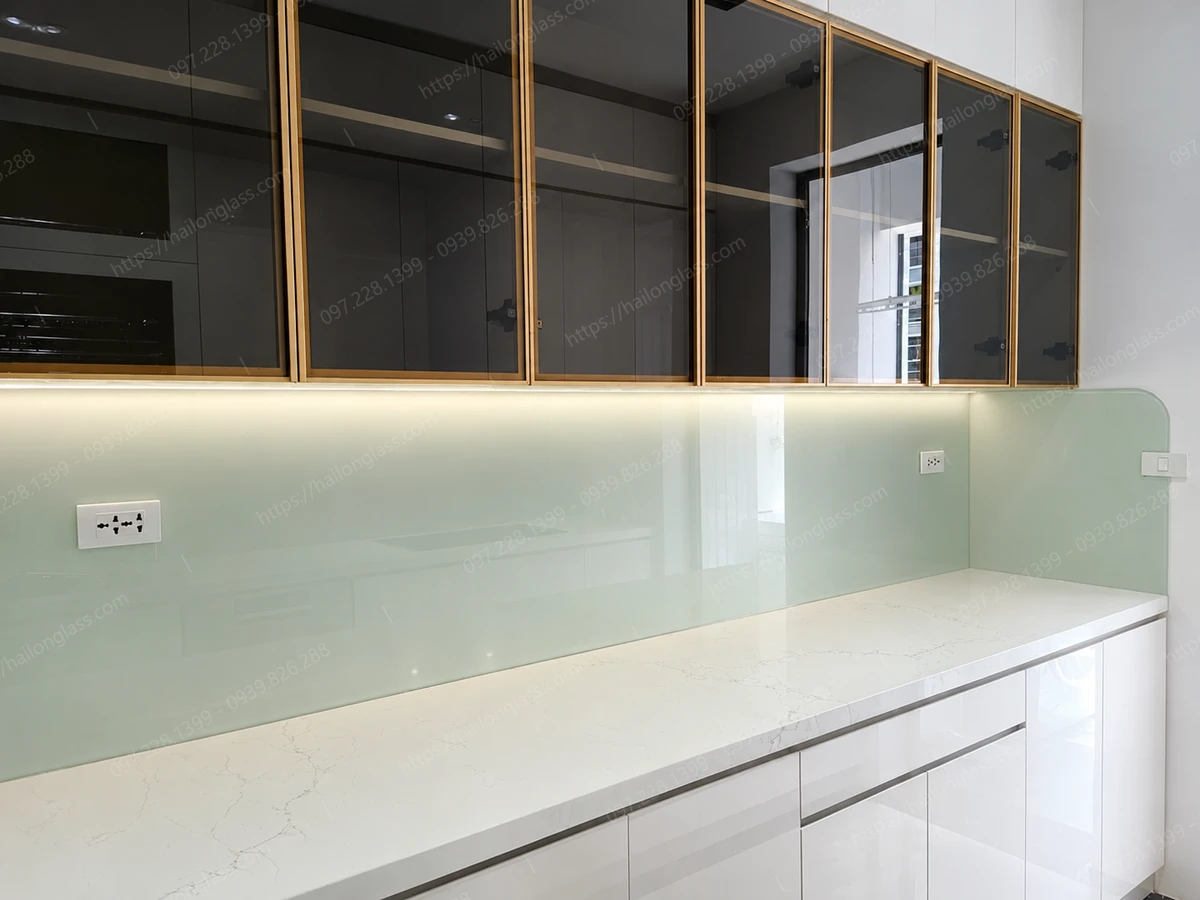 Hoàn thiện bộ kính ốp tường bếp hiện đại cho nhà phố ở Hà Đông