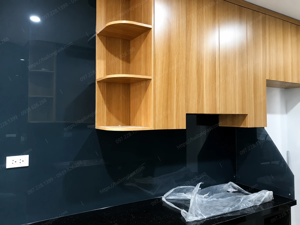 Mẫu kính ốp bếp 3D sang trọng thi công cho chung cư Hai Bà Trưng
