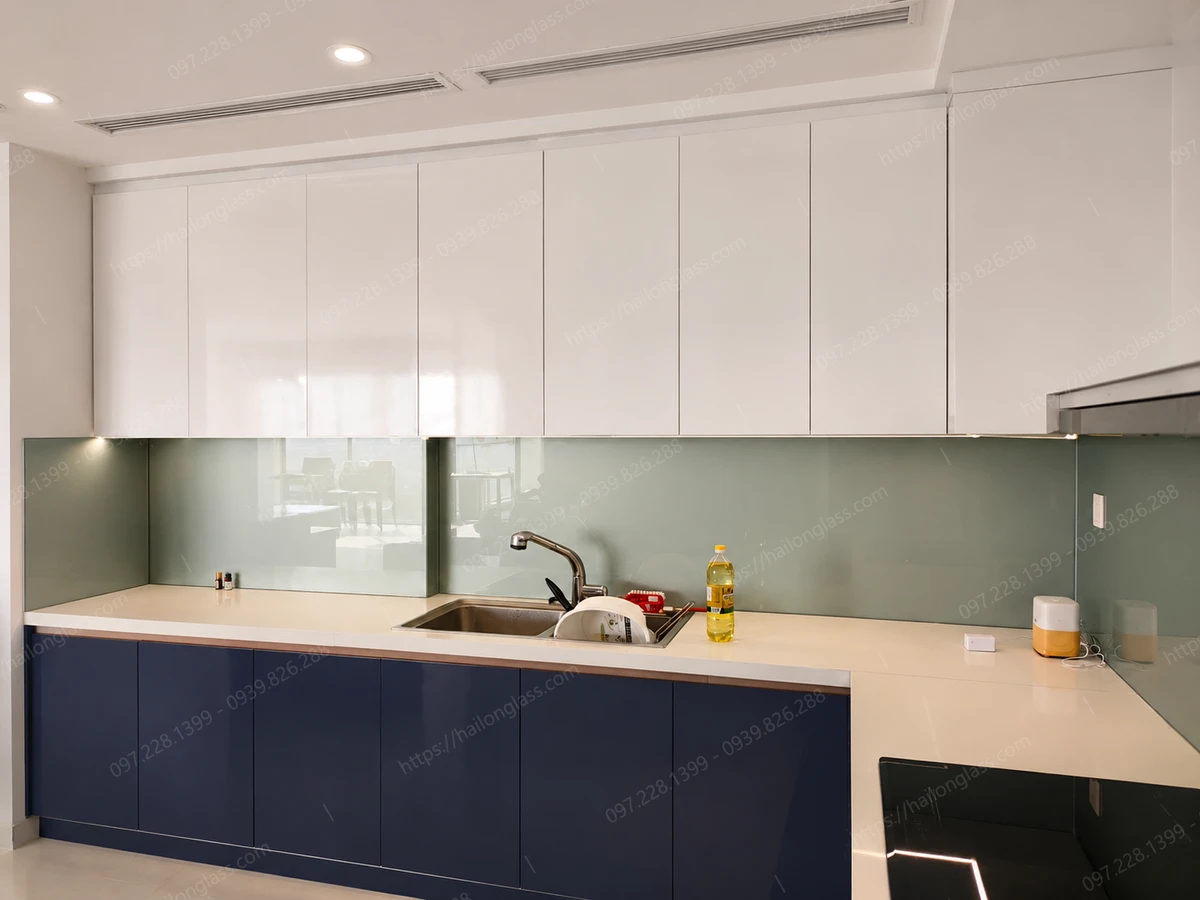 Hoàn thiện bộ kính ốp tường bếp hiện đại cho nhà phố ở Hoàn Kiếm