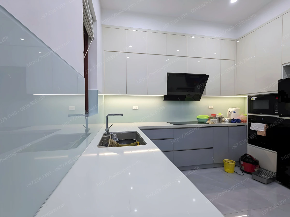 Hoàn thiện bộ kính ốp tường bếp Màu Trắng Xanh hiện đại cho nhà phố ở Yên Viên 