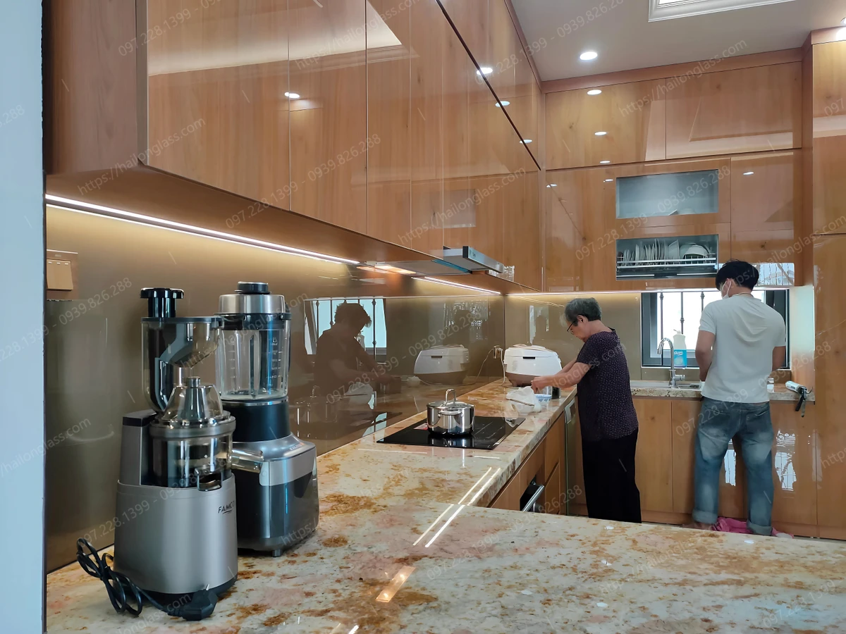 Bàn giao kính ốp bếp siêu trong thanh lịch tại Nam Từ Liêm