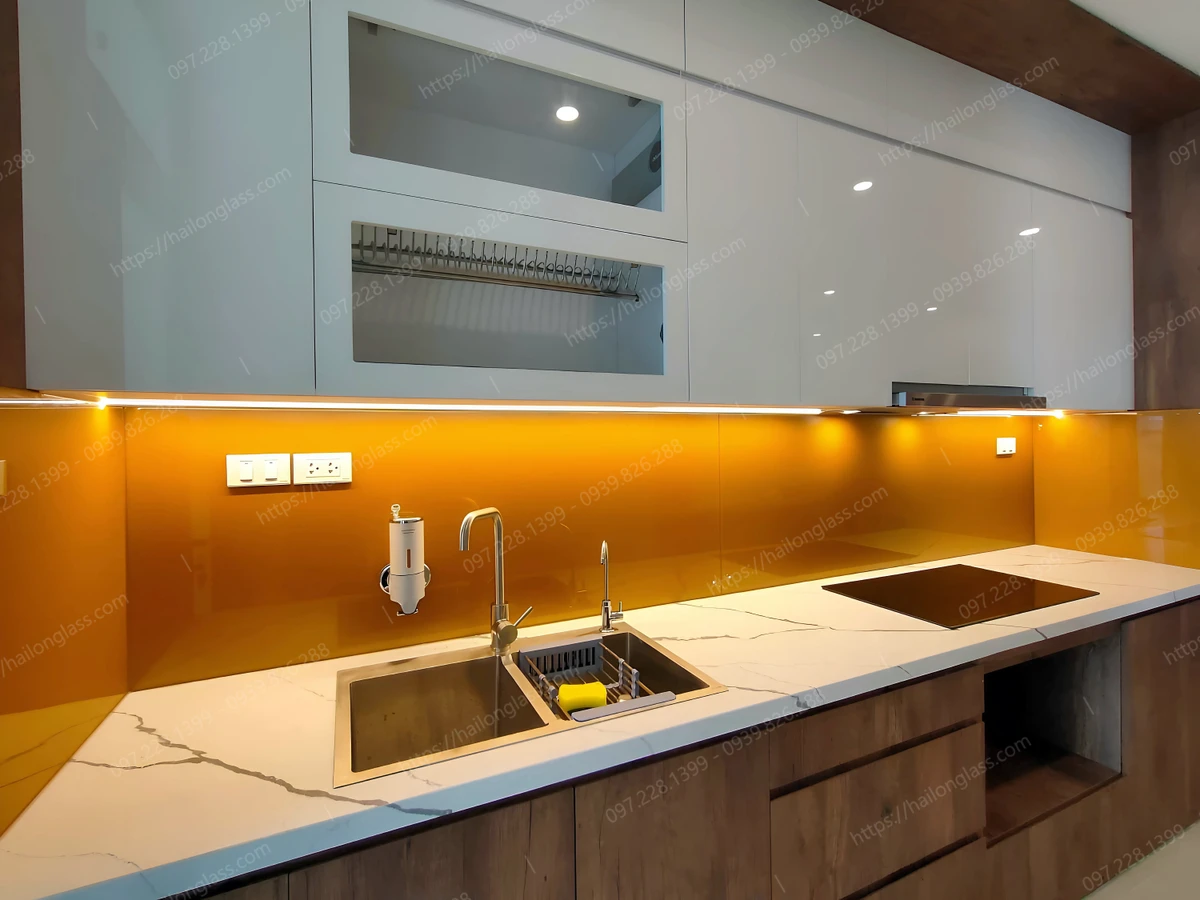 Kính ốp bếp Nhũ Cam Vàng chống xước, dễ lau chùi thi công tại Cầu Giấy 