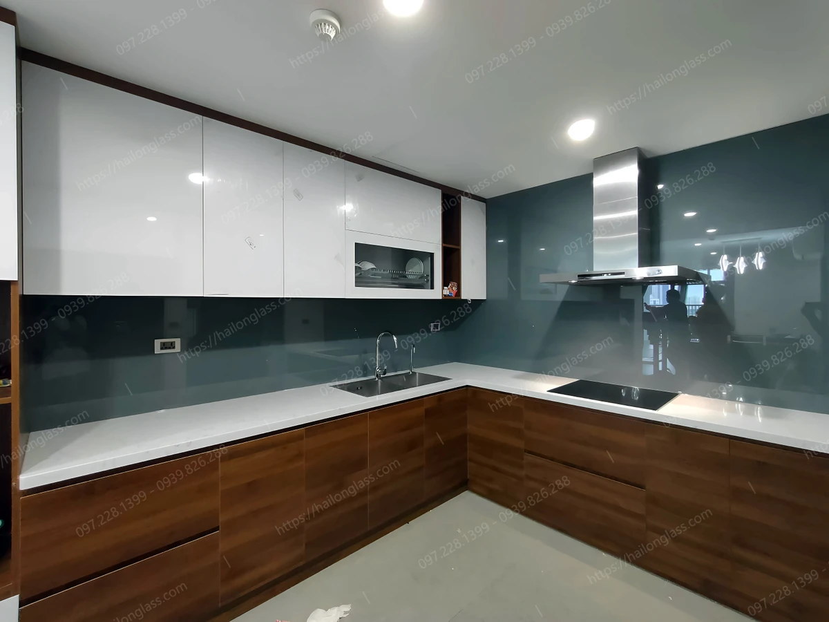Công trình kính cường lực ốp bếp an toàn tuyệt đối ở Đông Anh