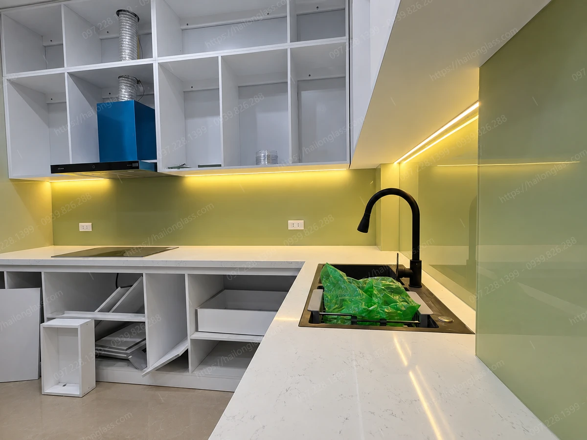 Kính ốp bếp cường lực chống xước, dễ lau chùi thi công tại Thanh Xuân