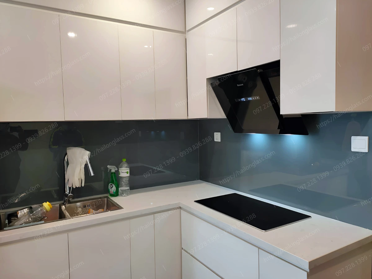 Bàn giao kính ốp bếp siêu trong thanh lịch tại Nam Từ Liêm