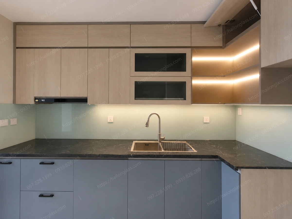 Mẫu tranh kính ốp bếp hoa văn tuyệt đẹp lắp đặt ở Hoàn Kiếm