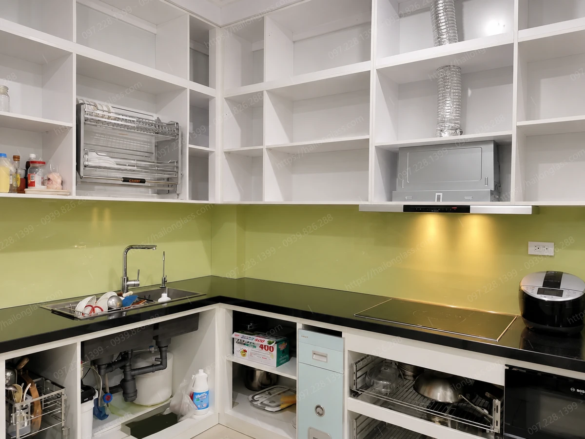 Hoàn thiện bộ kính ốp tường bếp hiện đại cho nhà phố ở Bắc Từ Liêm