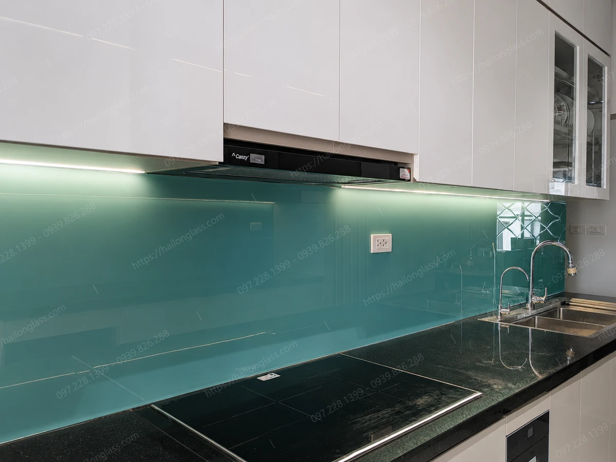Mẫu tranh kính ốp bếp hoa văn tuyệt đẹp lắp đặt ở Hà Đông