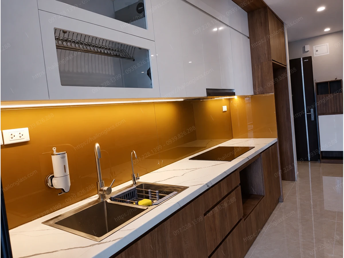 Bàn giao kính ốp bếp siêu trong thanh lịch tại Cầu Giấy