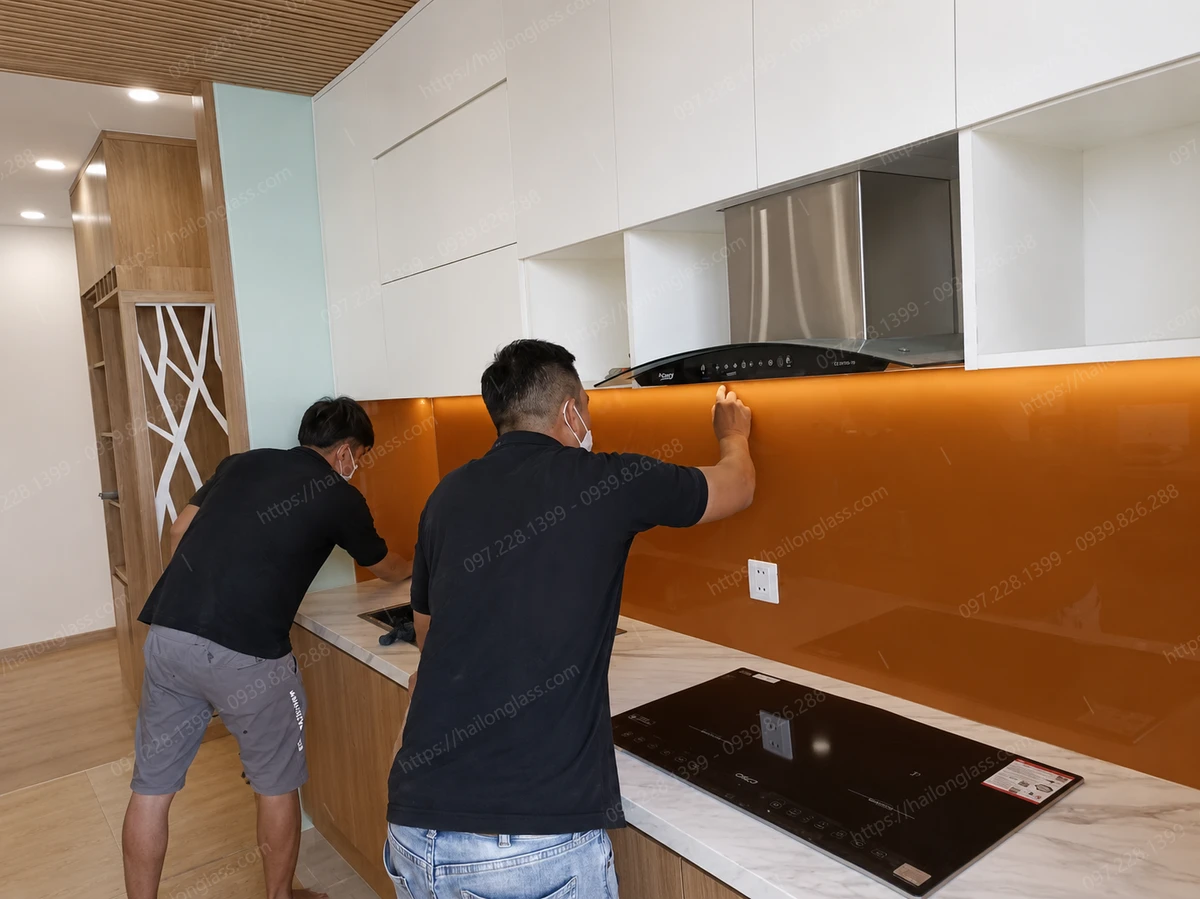 Kính ốp bếp cường lực chống xước, dễ lau chùi thi công tại Thanh Trì