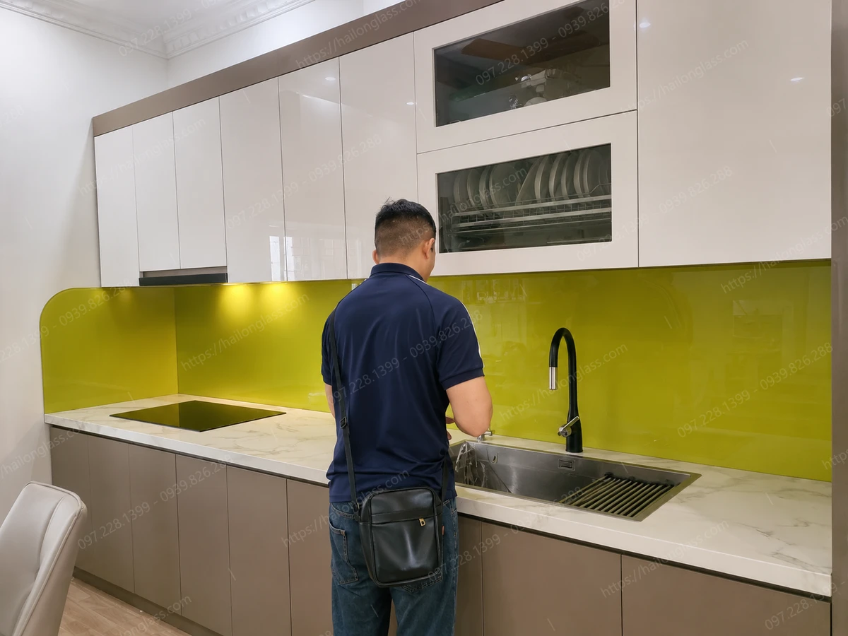 Thi công trọn gói kính ốp bếp tinh tế, đẳng cấp tại Long Biên
