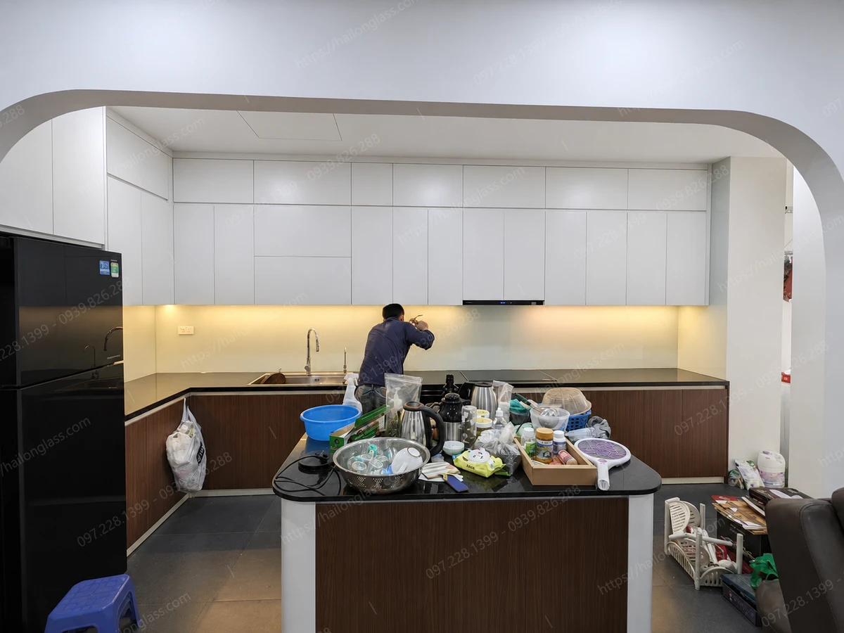 Lắp đặt kính ốp bếp màu Trắng Sữa chịu nhiệt chuẩn nhà máy Hải Long tại Thanh Xuân