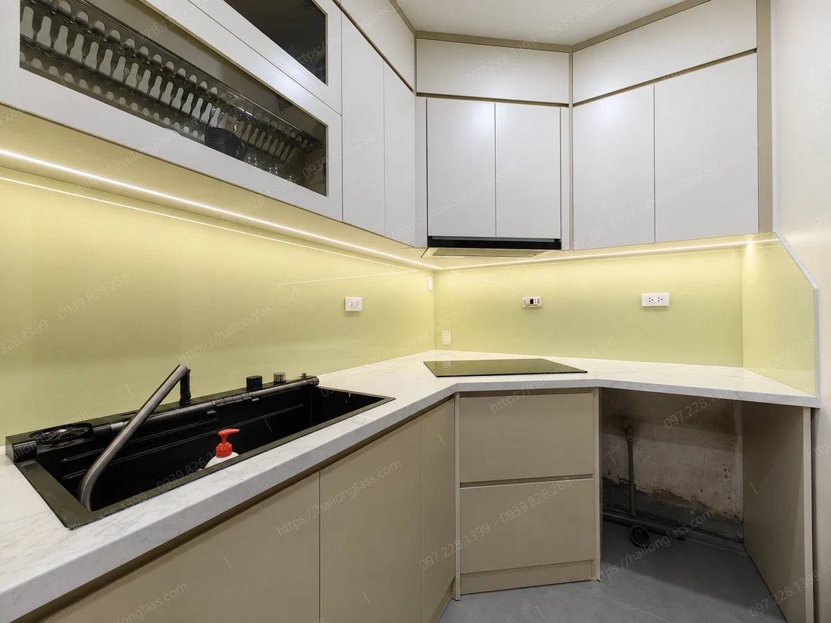 Hoàn thiện bộ kính ốp tường bếp hiện đại cho nhà phố ở Hà Đông