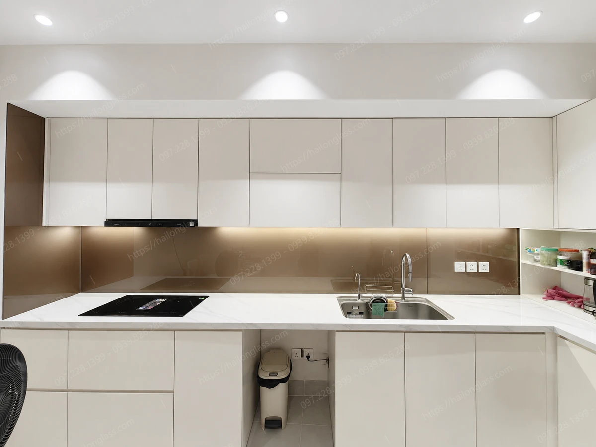 Mẫu kính ốp bếp 3D sang trọng thi công cho chung cư Gia Lâm