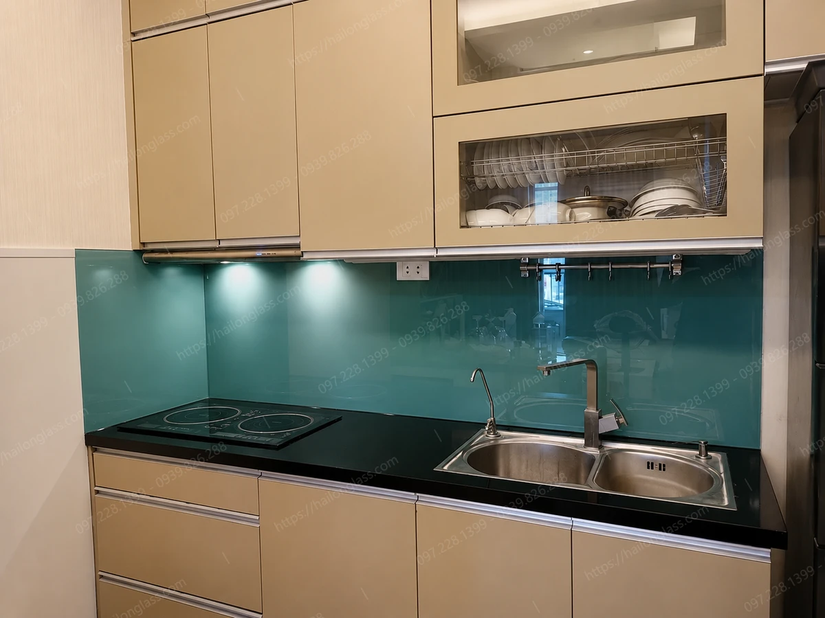 Hoàn thiện bộ kính ốp tường bếp hiện đại cho nhà phố ở Hoàn Kiếm