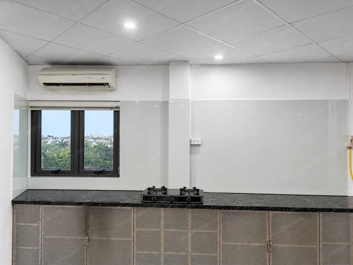 Mẫu kính ốp bếp 3D sang trọng thi công cho chung cư Hai Bà Trưng