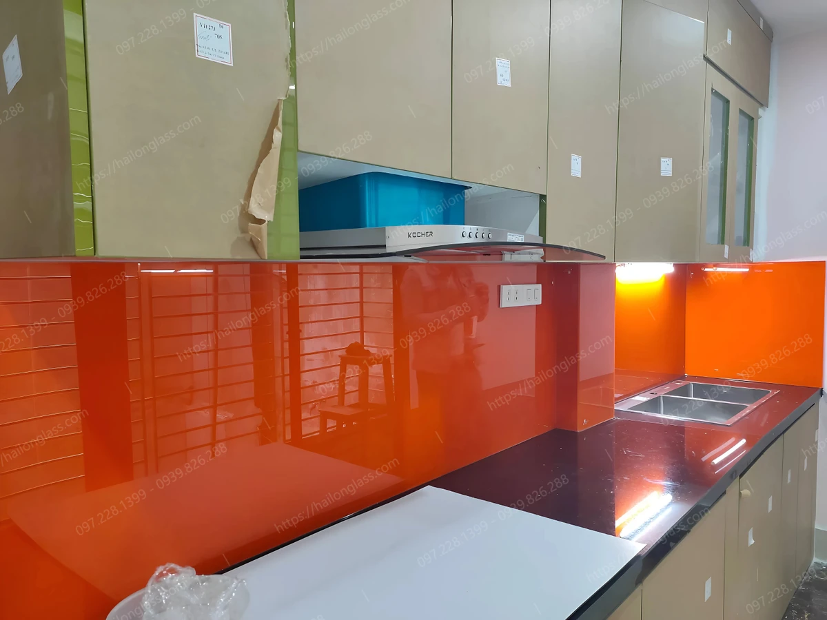 Lắp đặt kính ốp bếp đẹp chuyên nghiệp