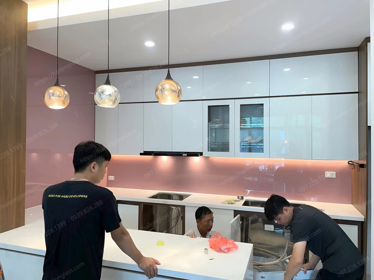 Kính ốp bếp cường lực Màu Hồng chống xước, dễ lau chùi thi công tại Liền Kề Xuân Phương 