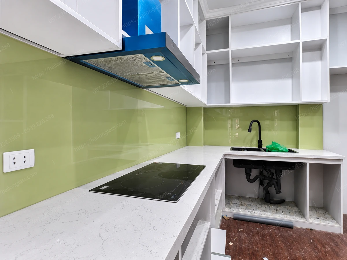 Kính ốp bếp đẹp màu kem cho gia chủ mệnh Thủy