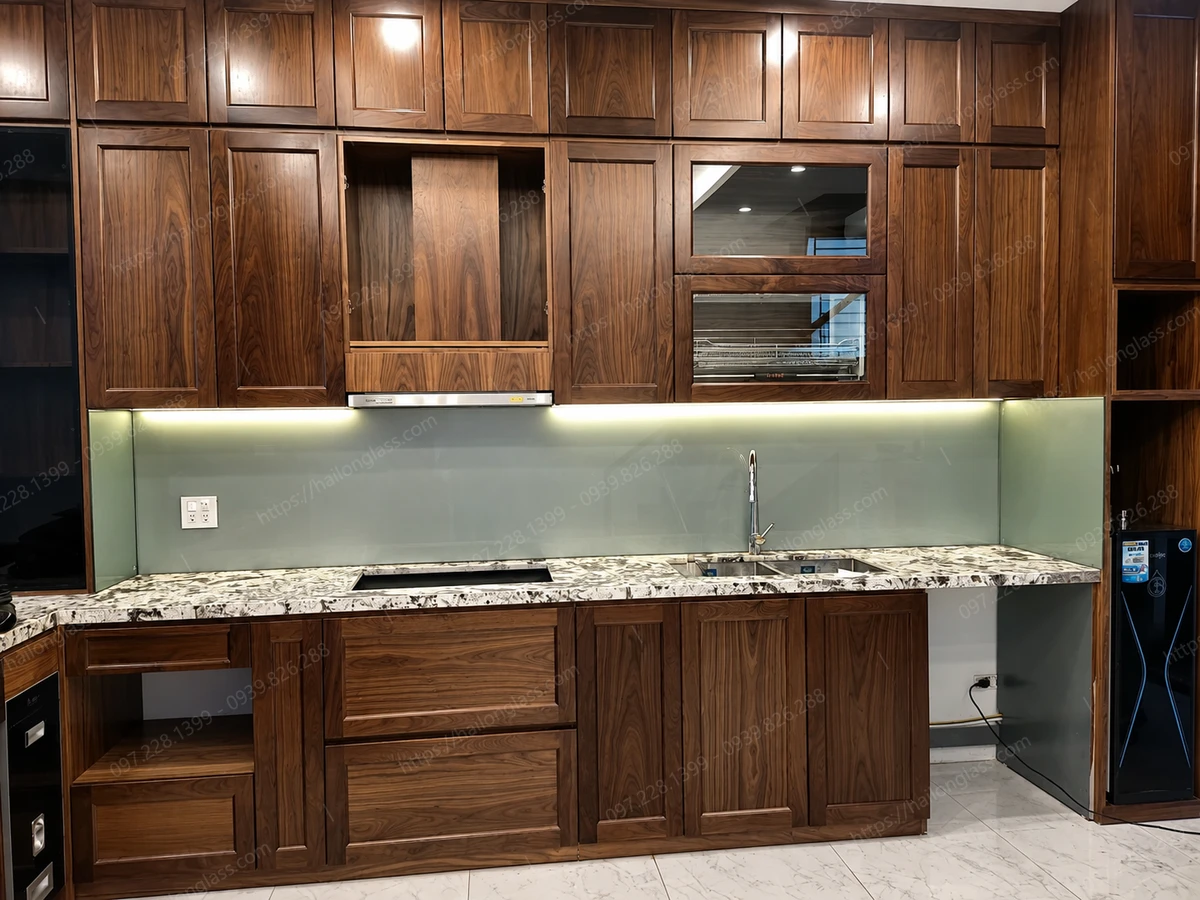 Hoàn thiện công trình kính màu nhũ bạc 03 ốp bếp