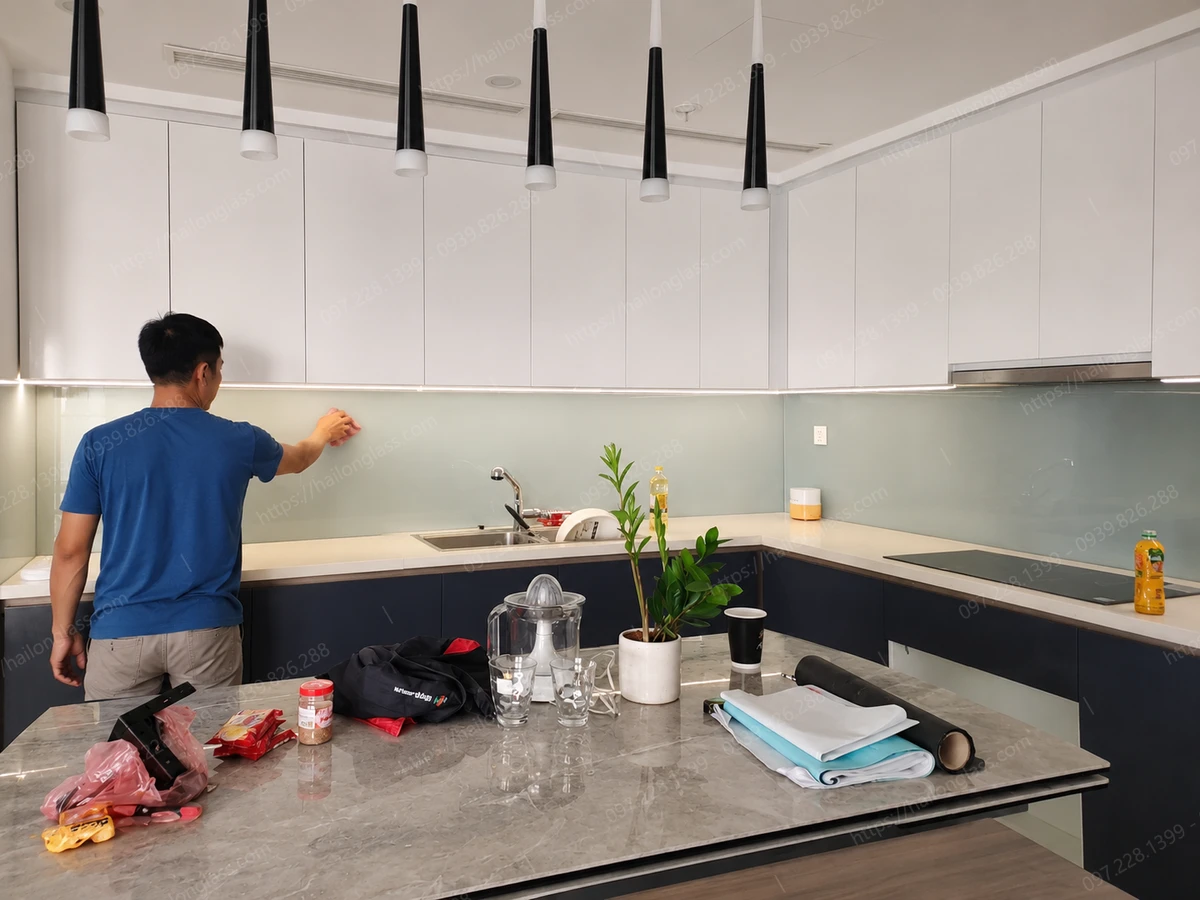 Kính ốp bếp đẹp màu nhũ bạc 03
