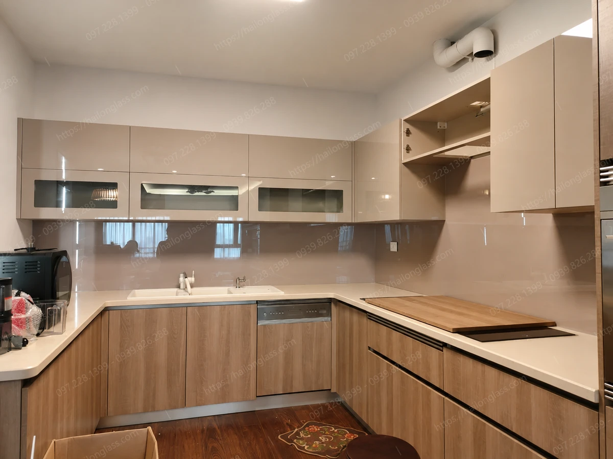 Kính ốp bếp màu nhũ hồng