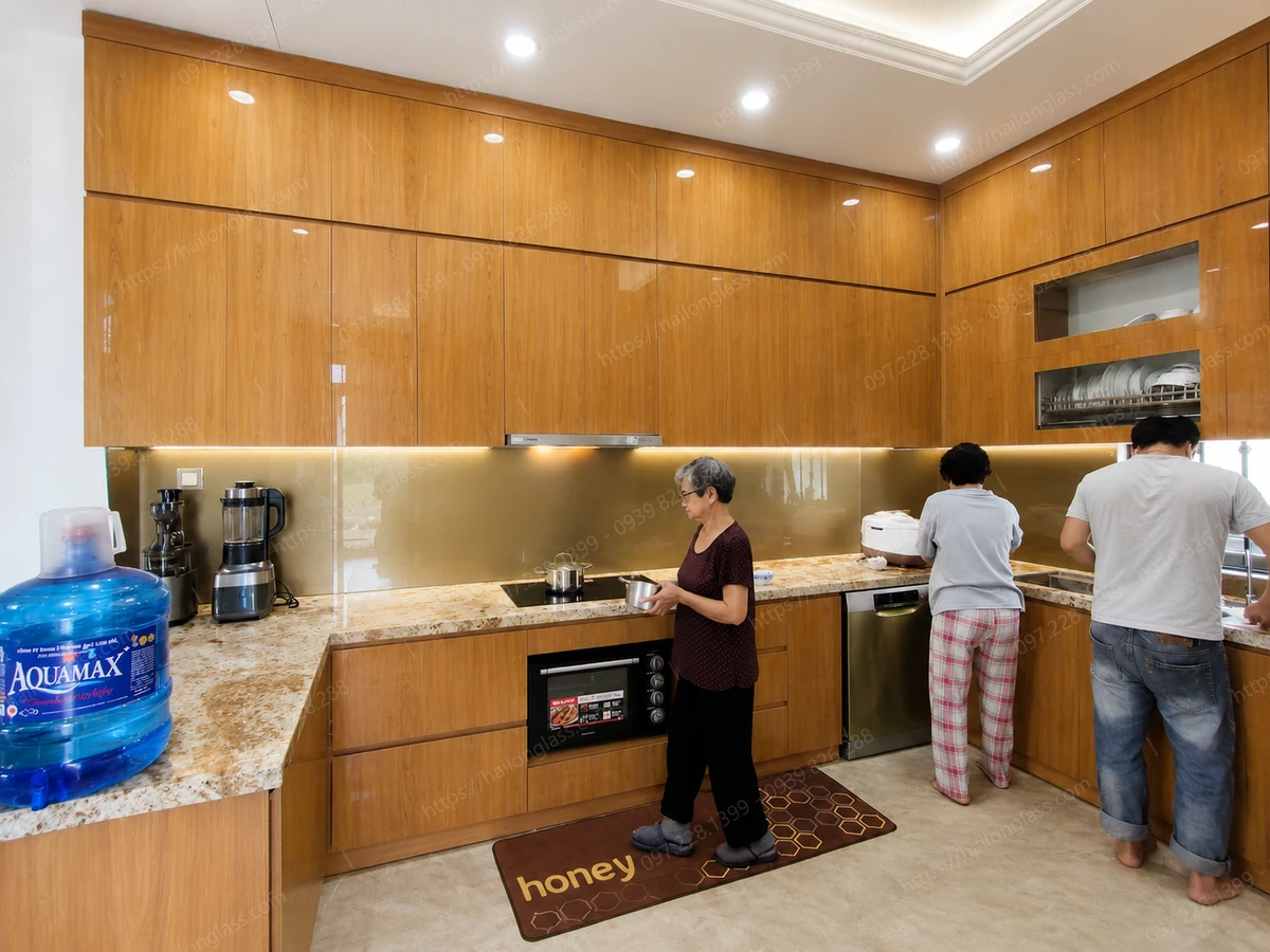 Kính ốp bếp đẹp màu nhũ vàng 03 nhã nhặn