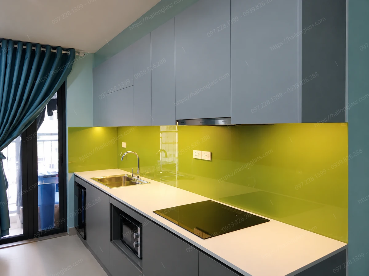 Kính màu ốp bếp xu hướng mới nhất