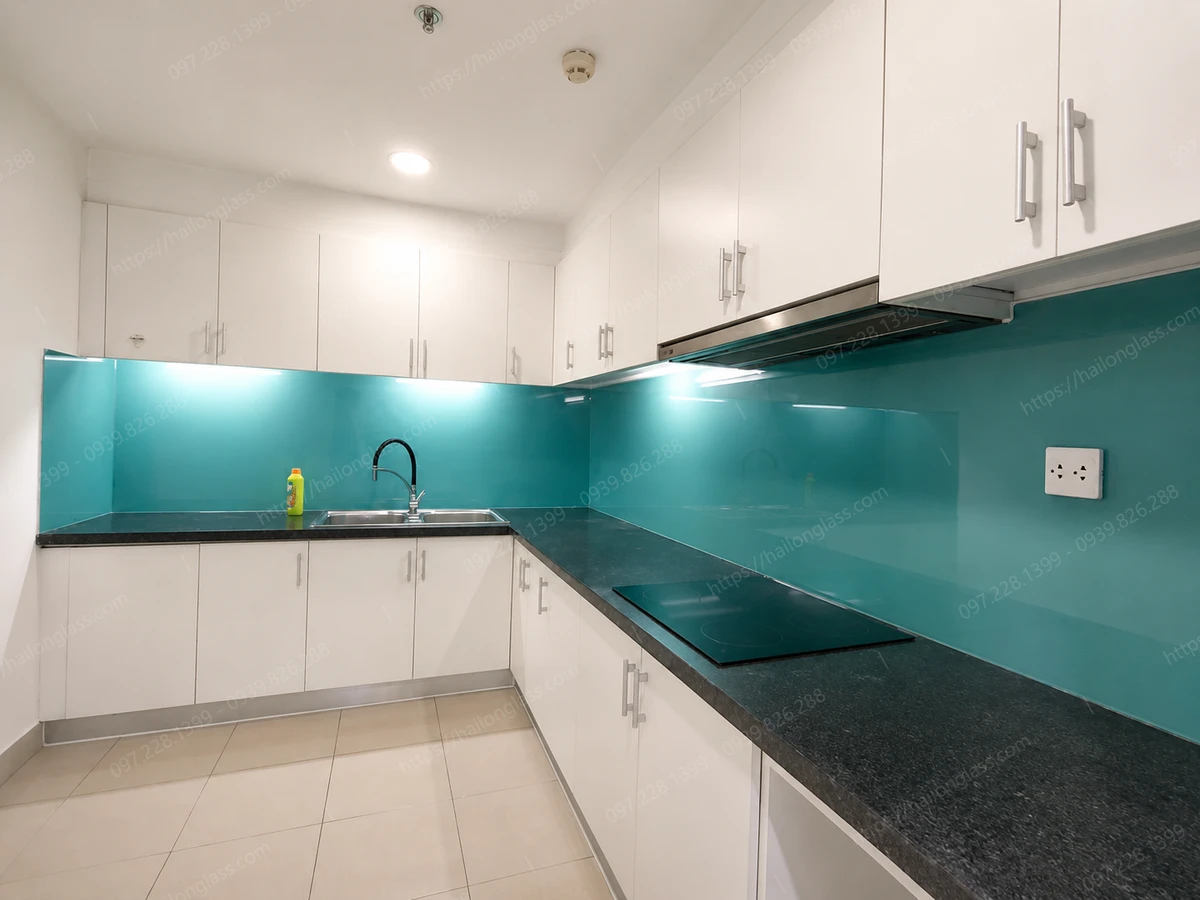 Mẫu kính bếp màu xanh ngọc đơn giản sang trọng