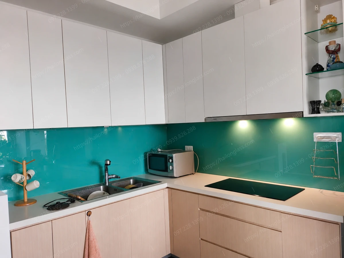 Kính ốp bếp đẹp màu xanh ngọc tinh tế