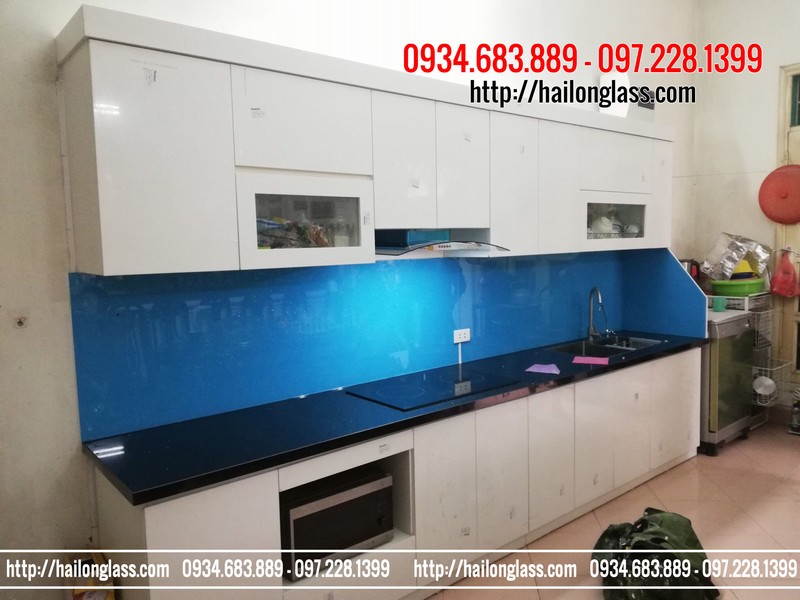 Kính ốp bếp màu xanh dương kim sa