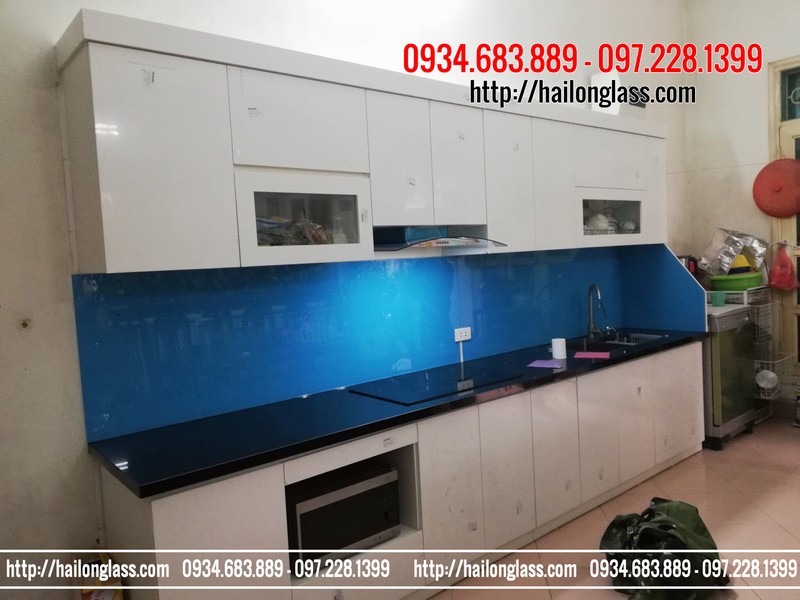 Kính ốp bếp màu xanh dương kim sa