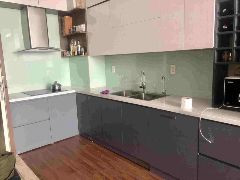 Kính ốp bếp màu trắng xanh