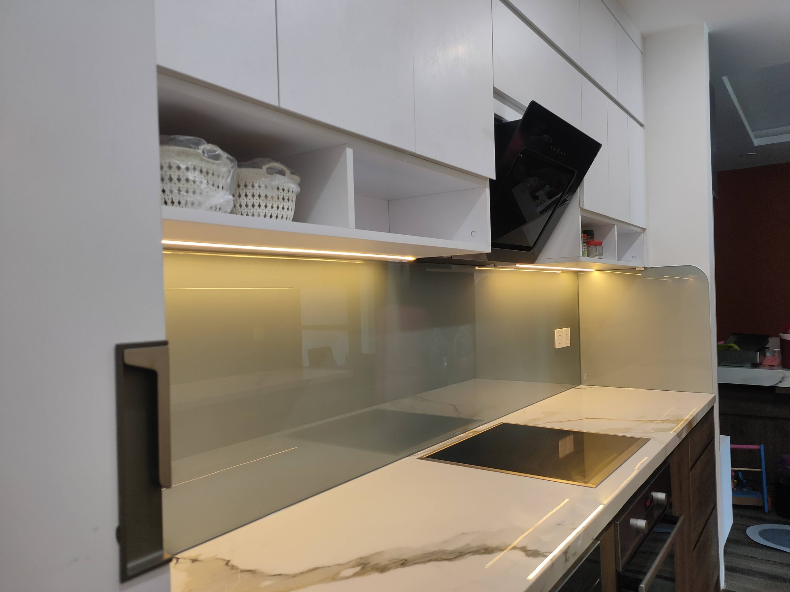CTTB Kính Ốp Bếp Nhũ Bạc Thi Công Tại IA20 Ciputra
