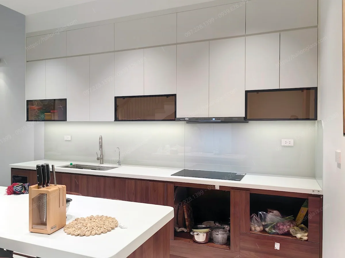 Mẫu kính bếp đẹp màu trắng sữa 6mm thi công tại Hà Nam