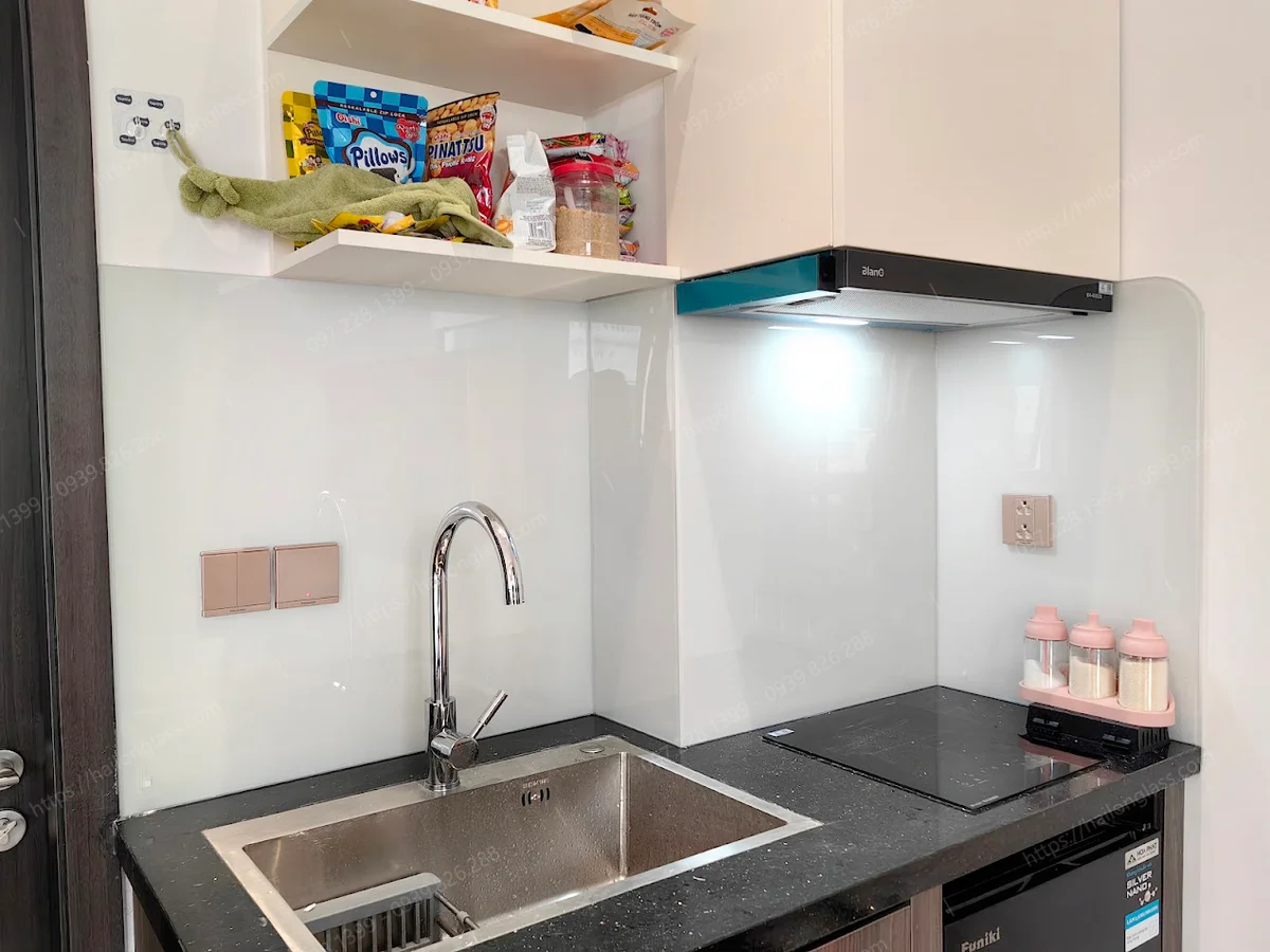Mẫu kính bếp đẹp màu trắng sữa 6mm thi công tại Oceanpark 2