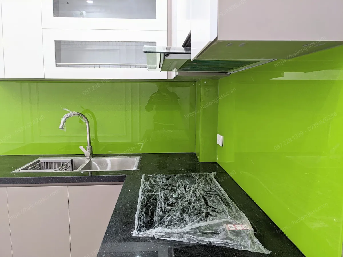 Kính bếp kim sa xanh non tại Đội Cấn