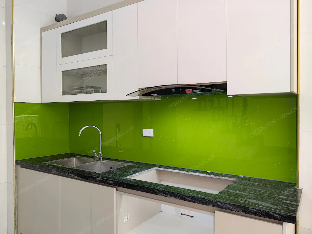 Kính bếp kim sa xanh non tại Đội Cấn