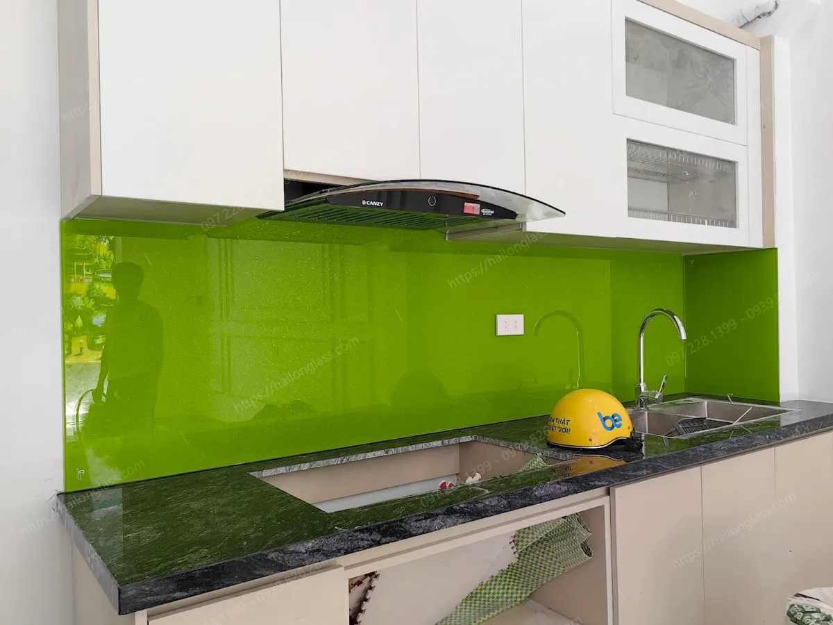 Kính bếp kim sa xanh non tại Hoàng Quốc Việt