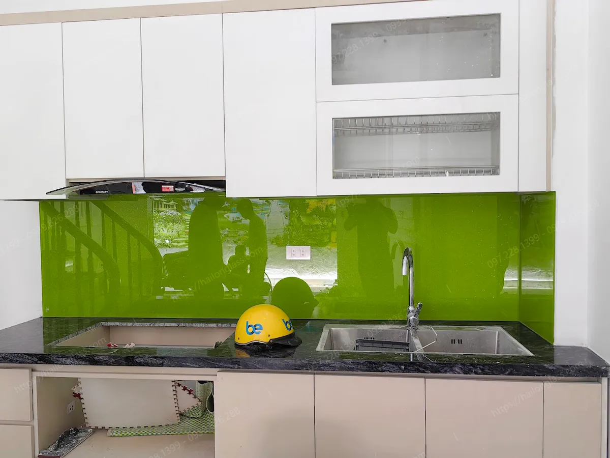 Kính bếp kim sa xanh non tại Hoàng Quốc Việt