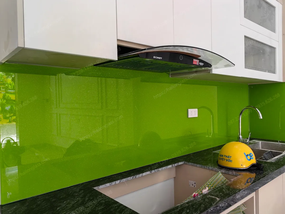 Kính bếp kim sa xanh non tại Hoàng Quốc Việt