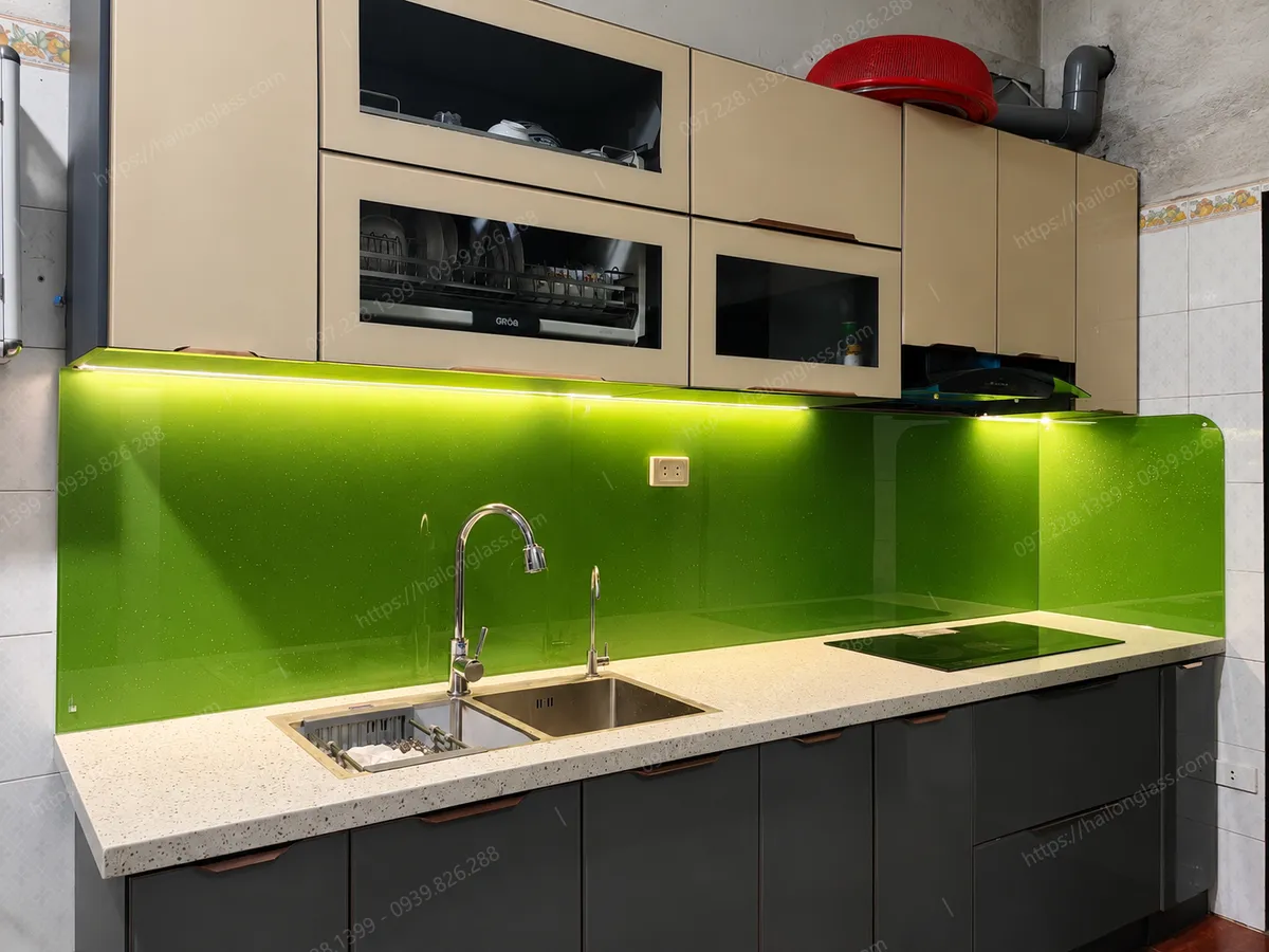 Kính bếp kim sa xanh non tại Ngọc Trục