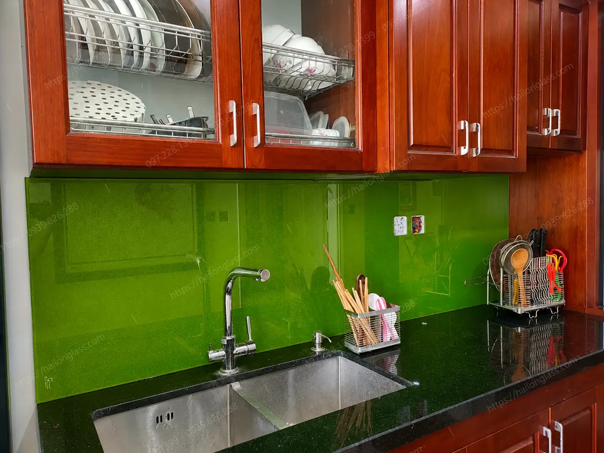 Kính bếp kim sa xanh non tại Văn Quán