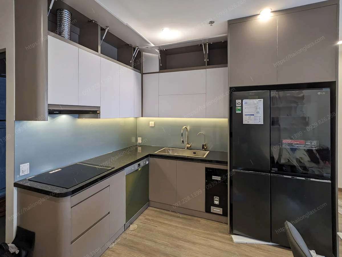 Mẫu kính bếp nhũ bạc 03 thi công tại Đại Cồ Việt