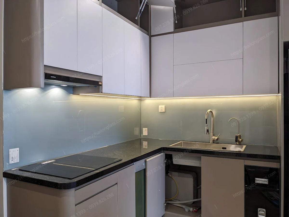 Mẫu kính bếp nhũ bạc 03 thi công tại Đại Cồ Việt
